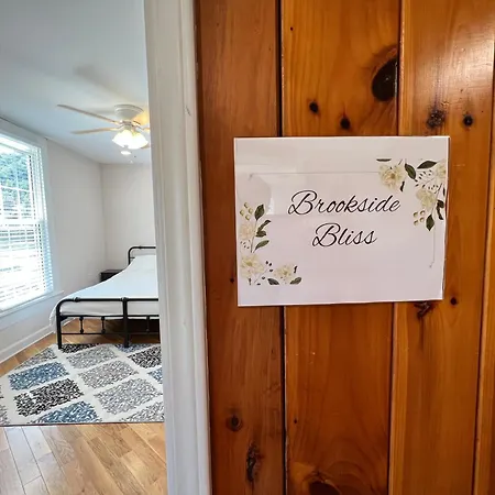 The Washington Inn Galax Room photo